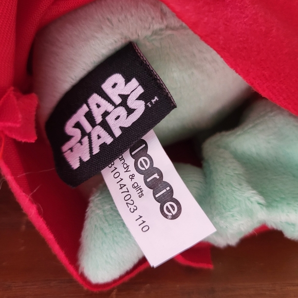 Star Wars Mandalorian GROGU Baby Yoda Plush Red Outfit No Candy Galerie - Picture 4 of 5